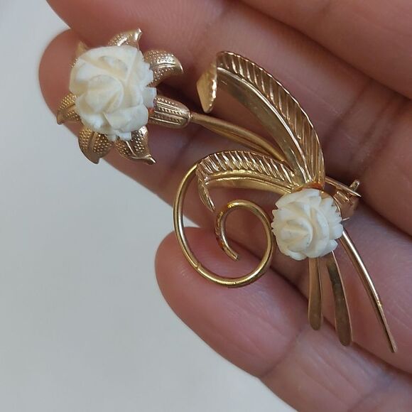 Vintage Carved Celluloid White Flower Bouquet Gold Tone Brooch Pin - Picture 2 of 7